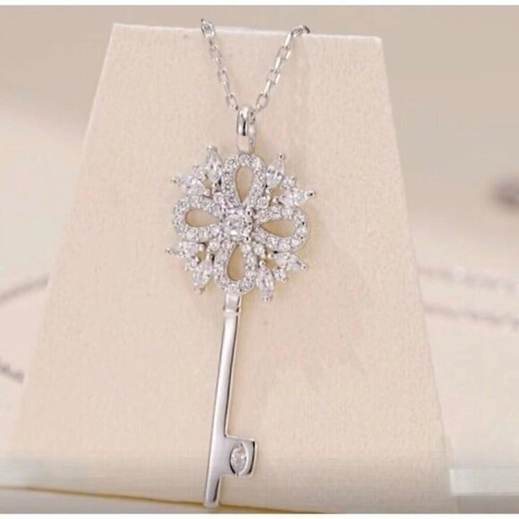 NWT S925 Sterling Silver CZ Elegant Four Point Key Pendant Necklace Women's 16" - Picture 8 of 11